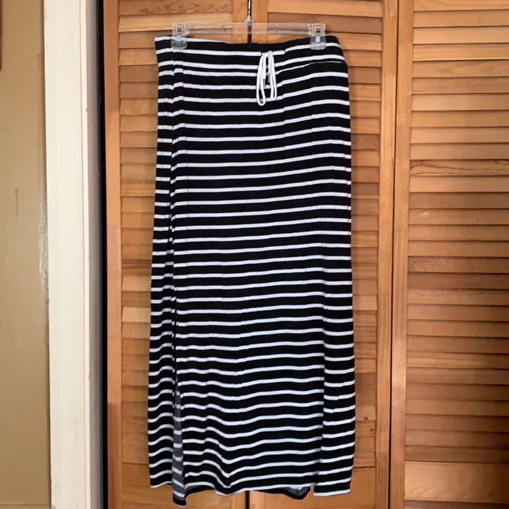 MAXI SKIRT WITH SIDE SLIT.  M